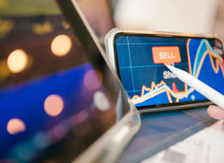 Trader, der arbejder med analyse af Bitcoin, Ethereum og forex-optioner på tværs af flere markeder
